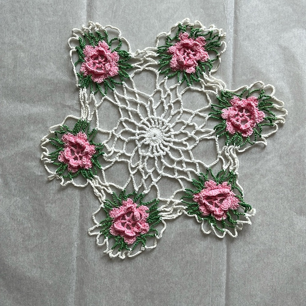 Vintage dolly white green pink 6 flowers one knit miss in the small circle